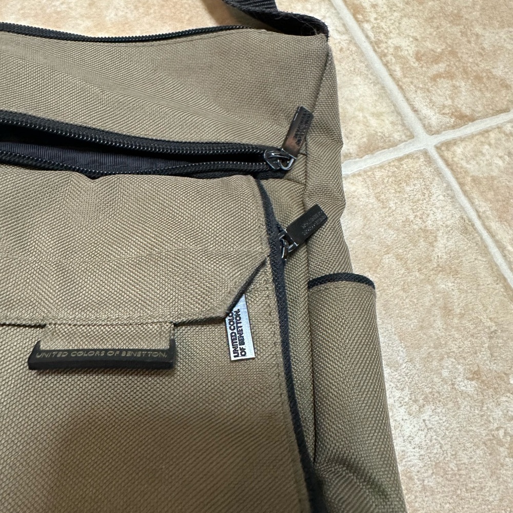 Awesome vintage United Colors of Benetton mini messenger bag - Picture 2 of 11